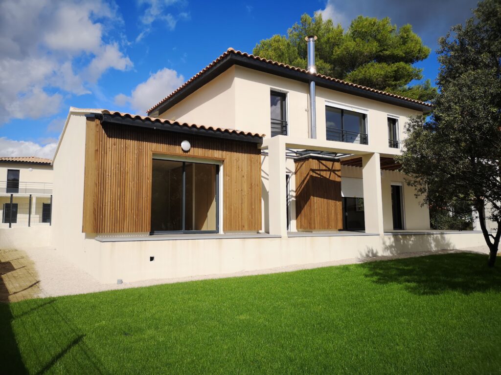 maison moderne avec du bardage en bois de douglas qur le bas de la maison, jardin arboré
