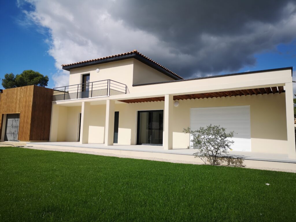 maison moderne avec bardage en bois sur une partie de la facade, jardin