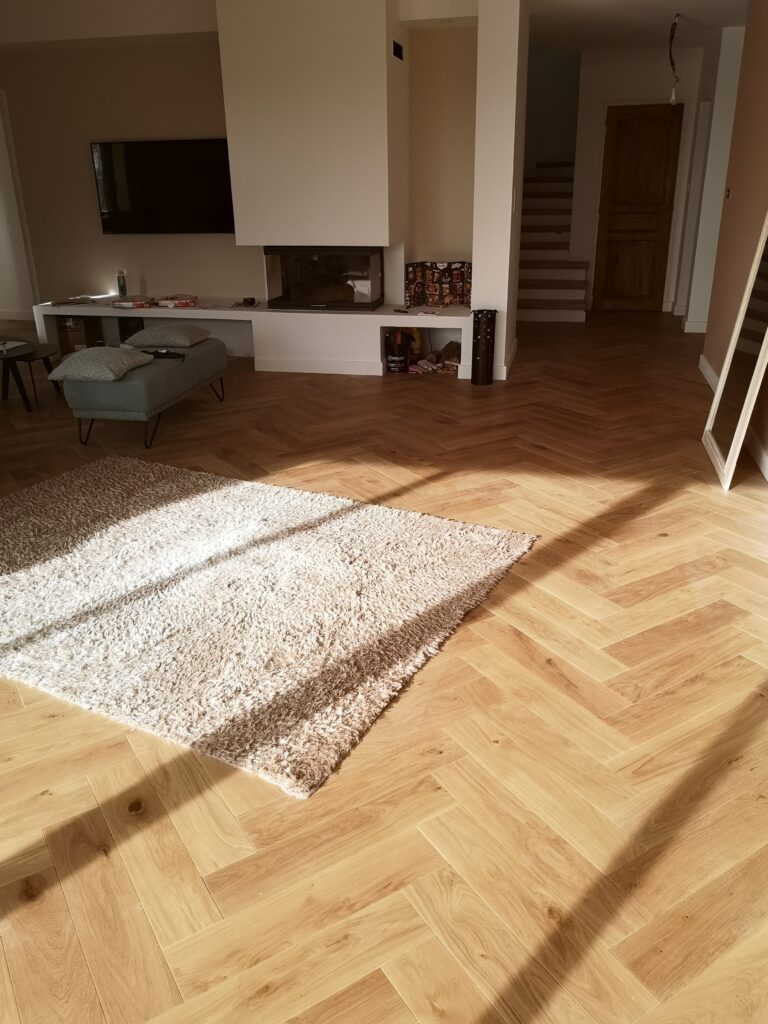 Parquet Chêne massif pose bâton rompu mobilier moderne lumière naturelle