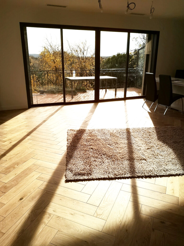 Parquet Chêne massif bâton rompu lumière naturelle baie vitrée table extérieur