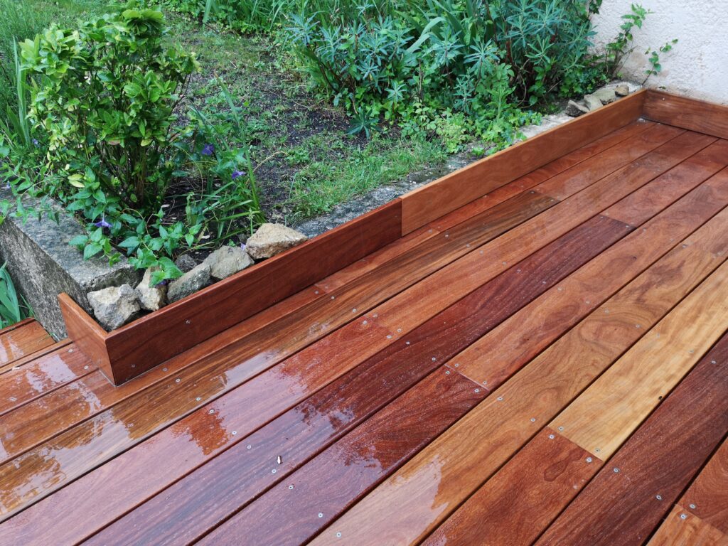 Terrasse en bois Cumaru avec jardin