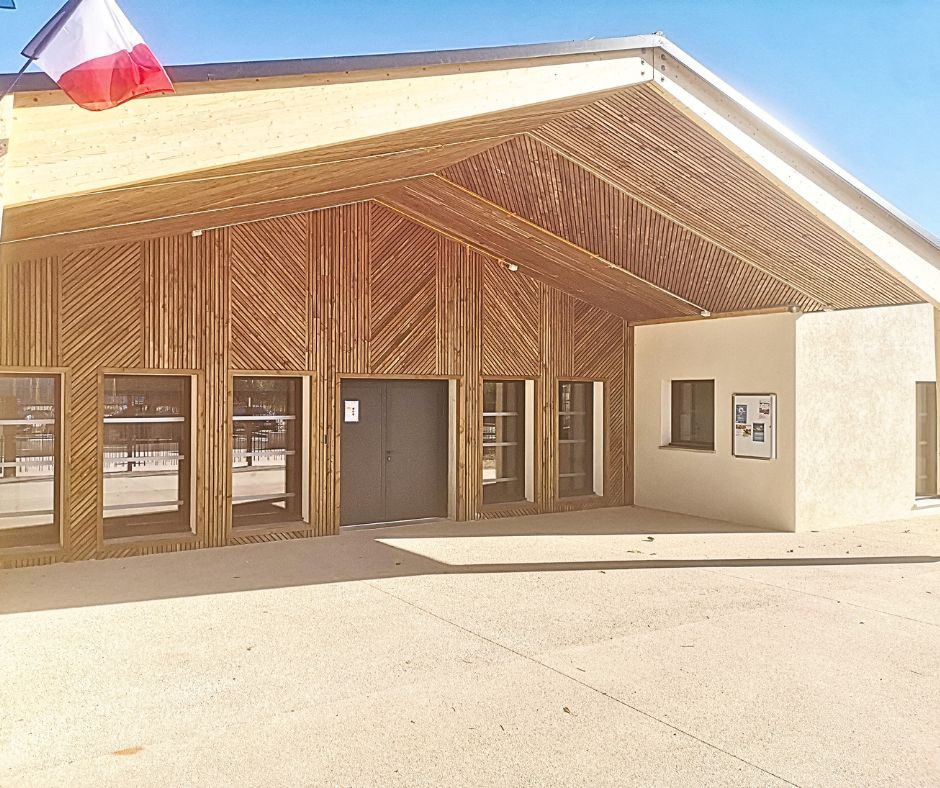 Ecole élémentaire avec du bardage en facade