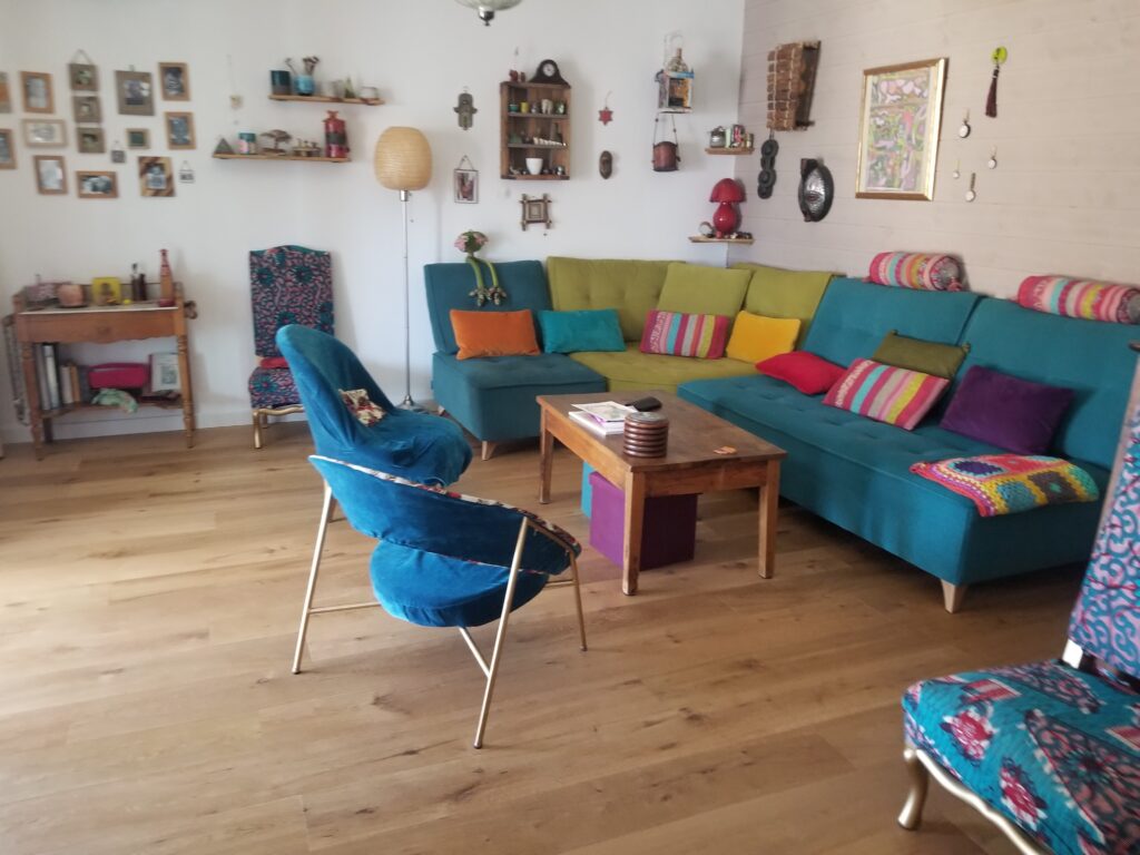 Salon avec présence de mobilier