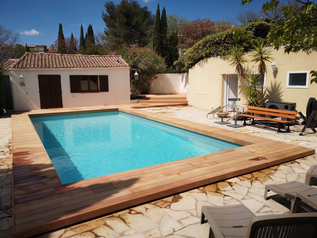 Terrasse en bois Cumaru , autour d 'une piscine